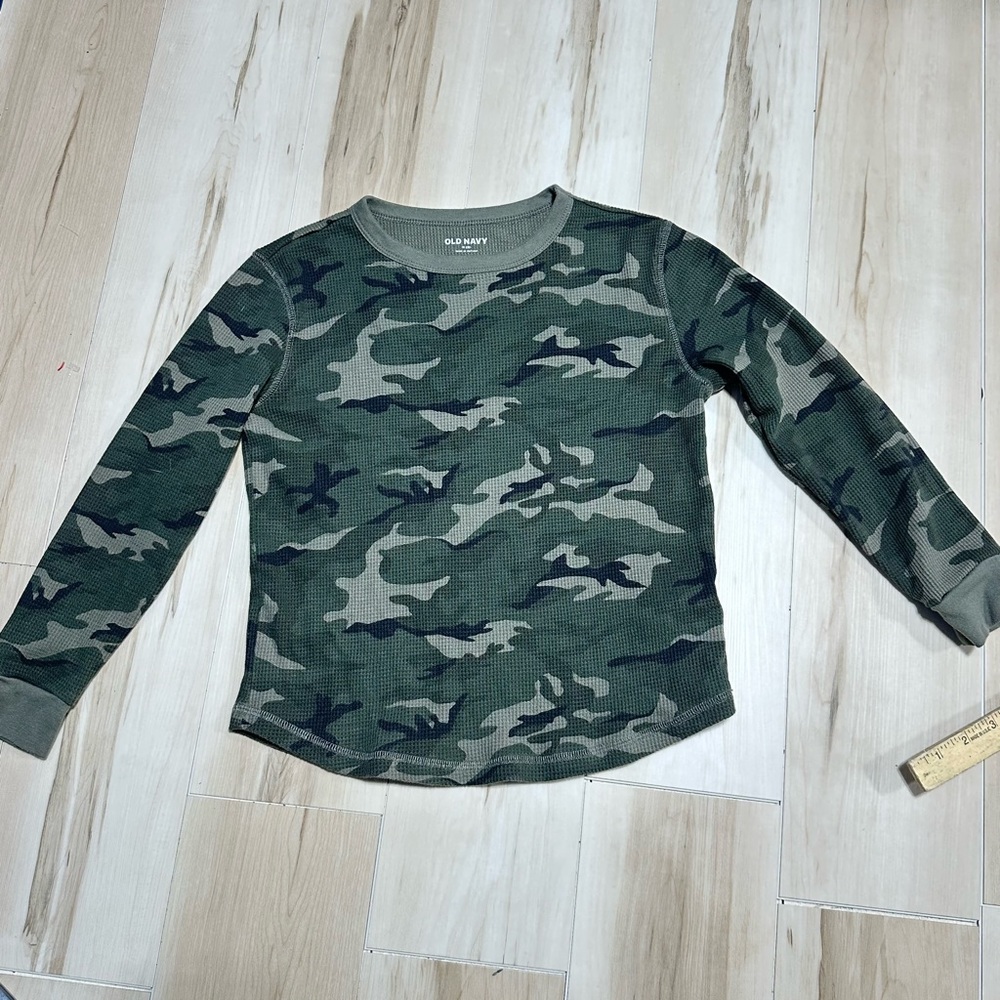 Boys OLD NAVY waffle weave green camo long sleeve shirt size M 19-439